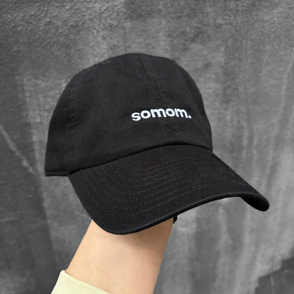 Sort dad cap med 'somom' broderet på fronten
