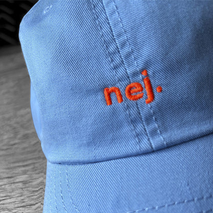 nej hat til små hoveder i lyseblå med orange broderi