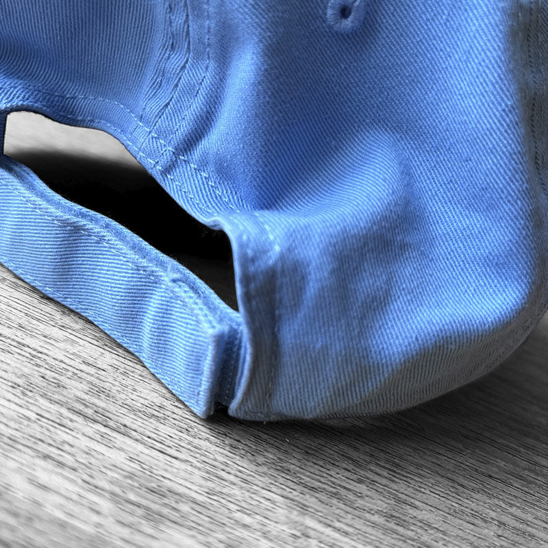 nej hat til små hoveder i lyseblå med orange broderi back
