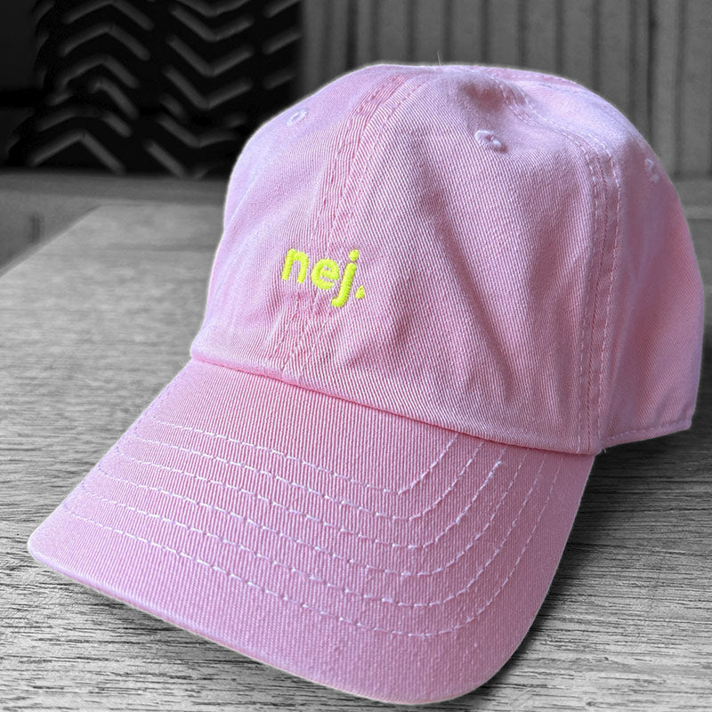 nej hat til små hoveder i pink med gult broderi