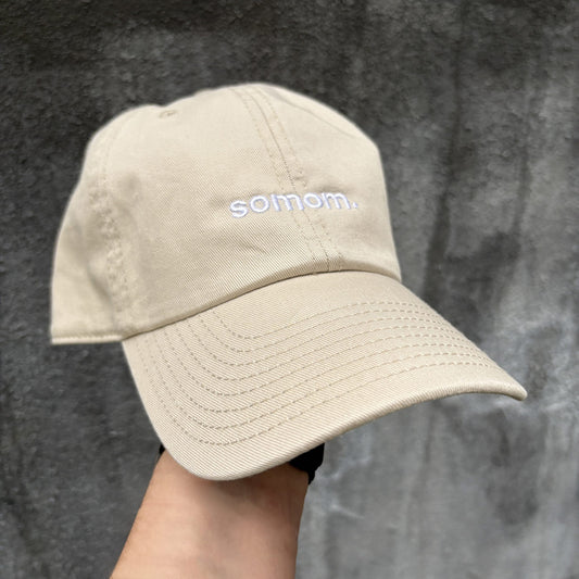 Beige dad cap med 'somom' broderet på fronten